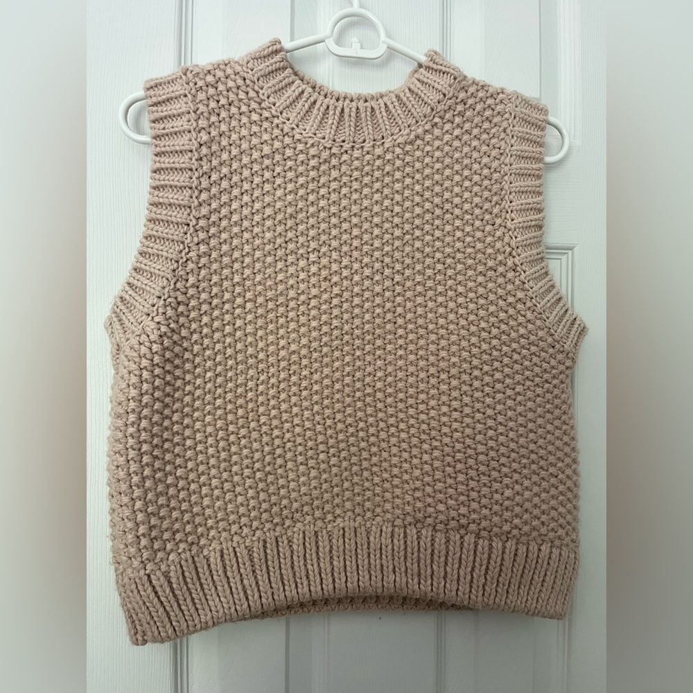 H&M light pink sweater vest, condition new without tags. Size small